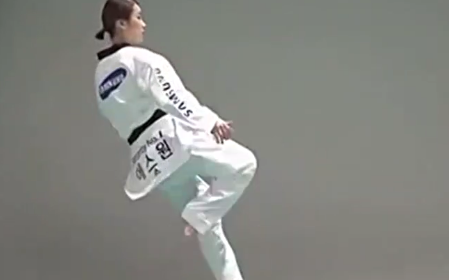 跆拳道视频： 跆拳道教学之双飞踢